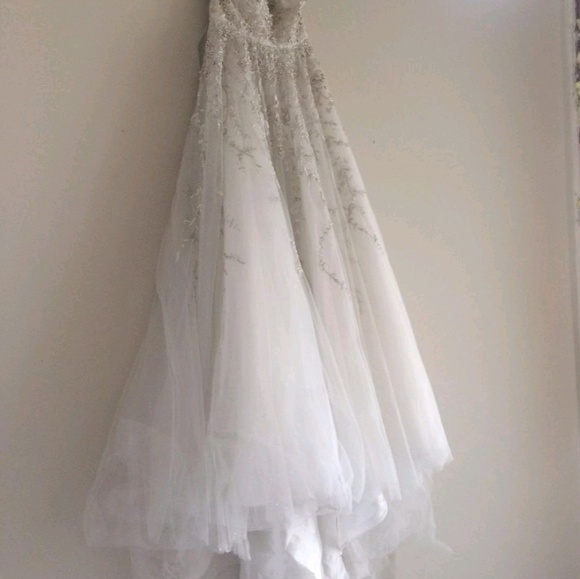 Never worn designer wedding gown - Picture 5 of 5
